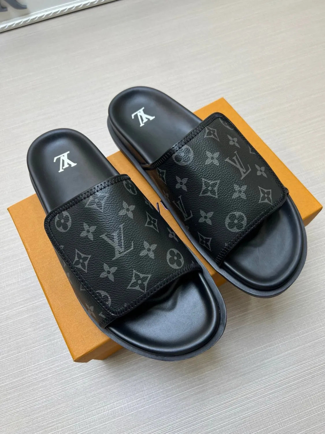 5WE245Z Popular Slippers