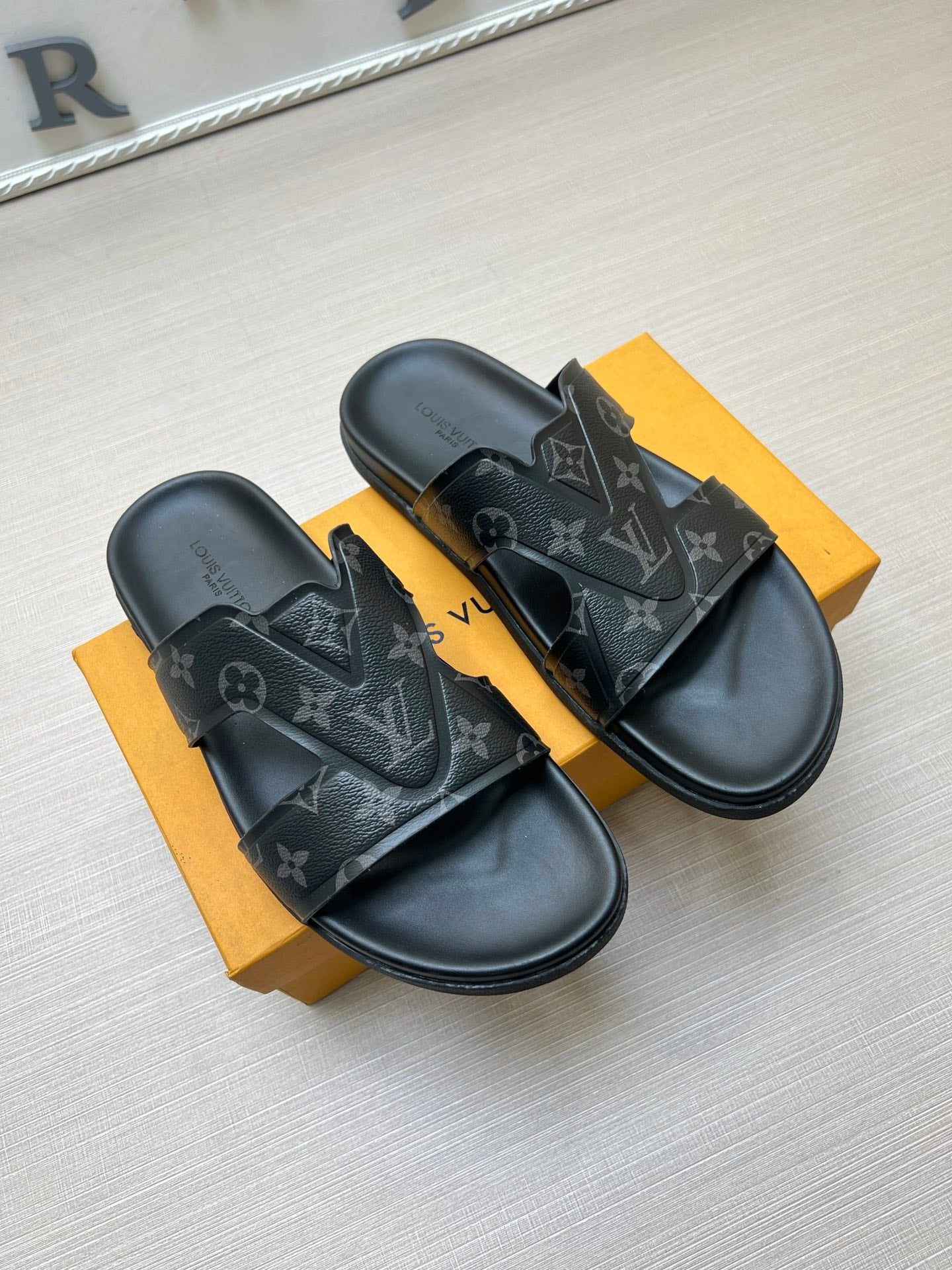 54E111Z Popular slippers