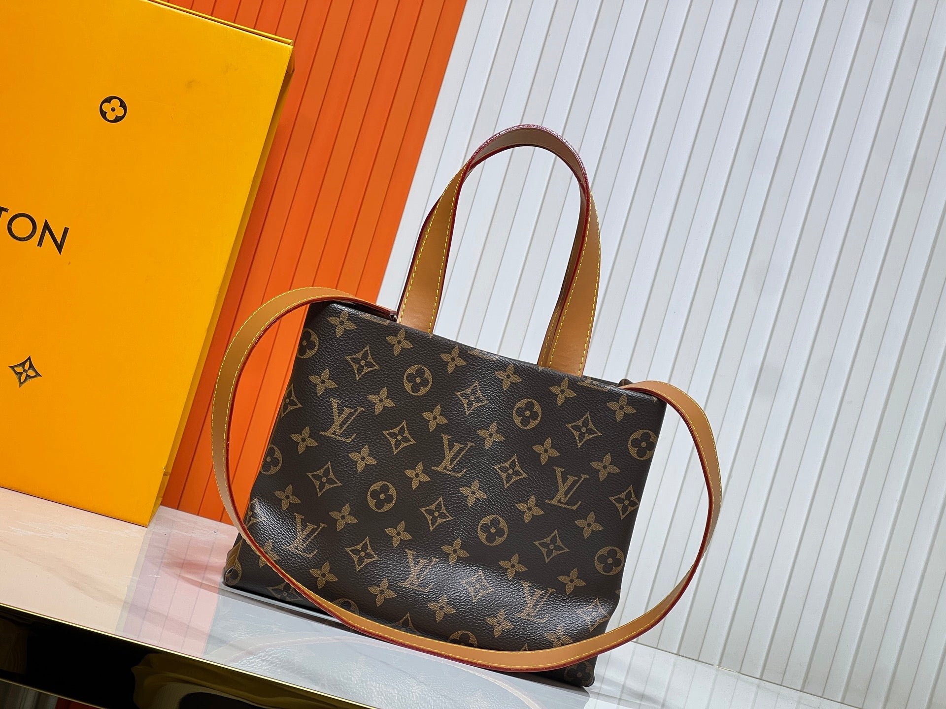 146PE48B Popular leather bag