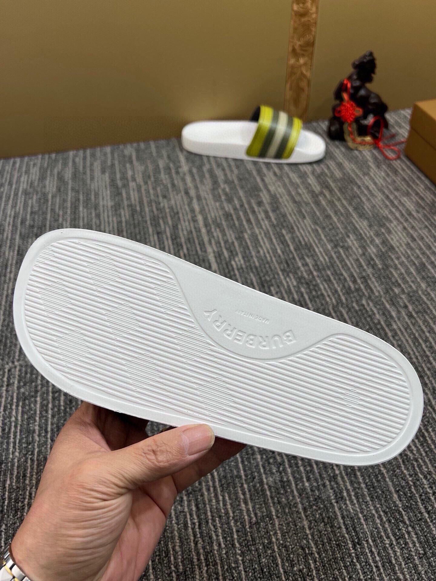 535ZR261Z Popular Slippers
