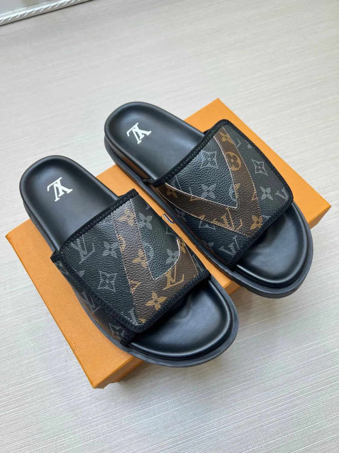 5WE251Z Popular Slippers