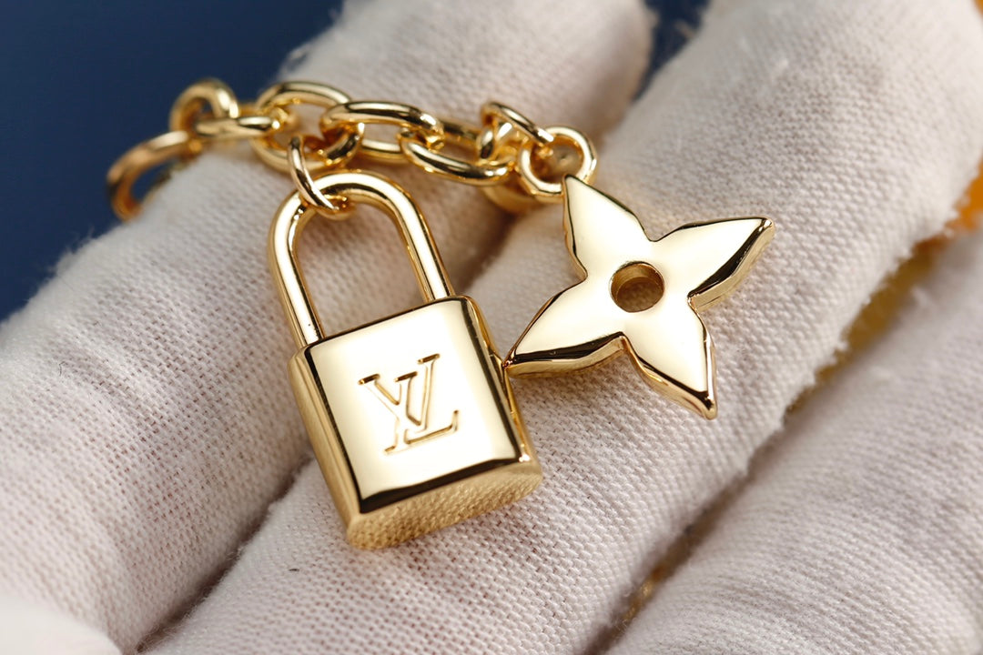 35QE17A Popular bag 's charms accessories