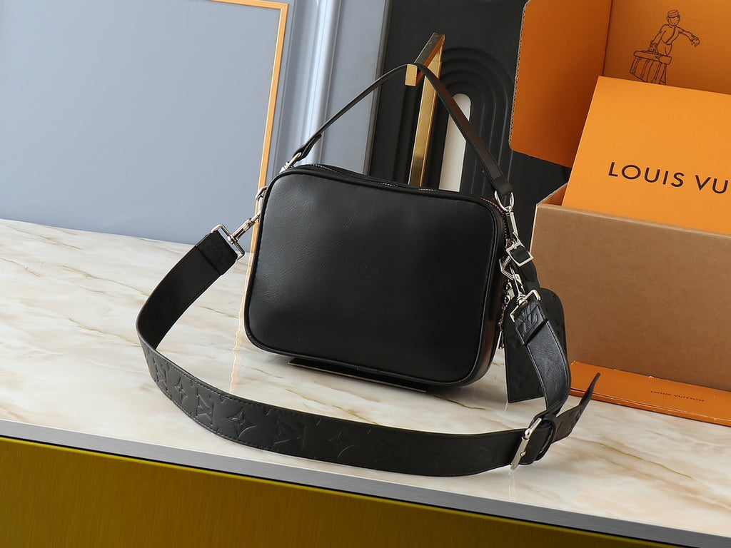 146PE108B Popular leather bag