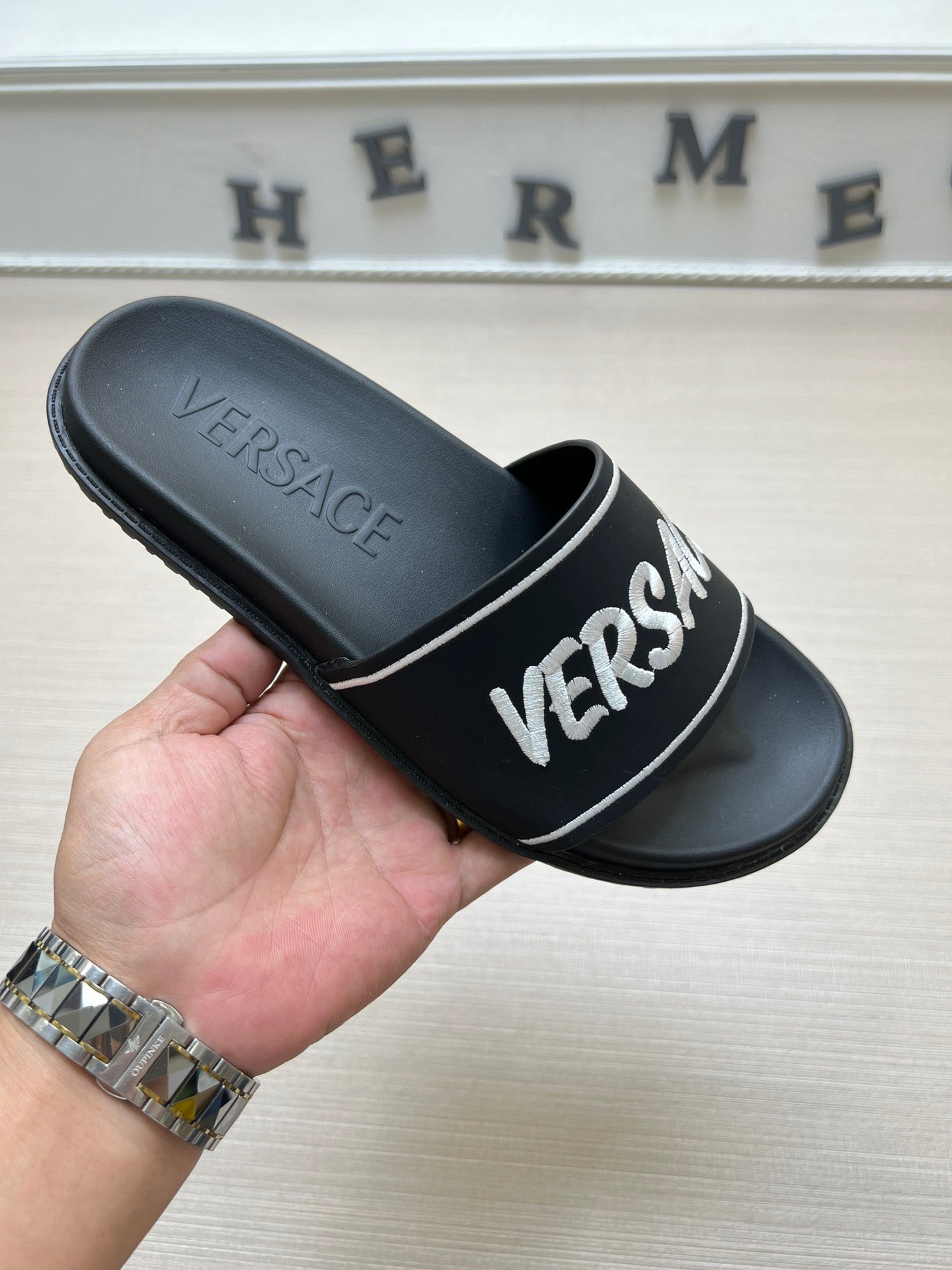 54V54Z Popular slippers