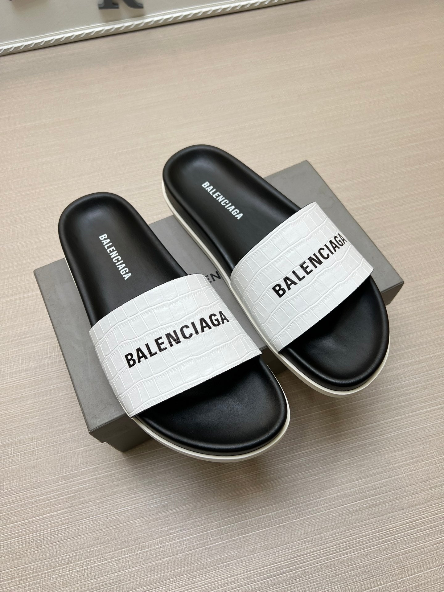 54J99Z Popular slippers