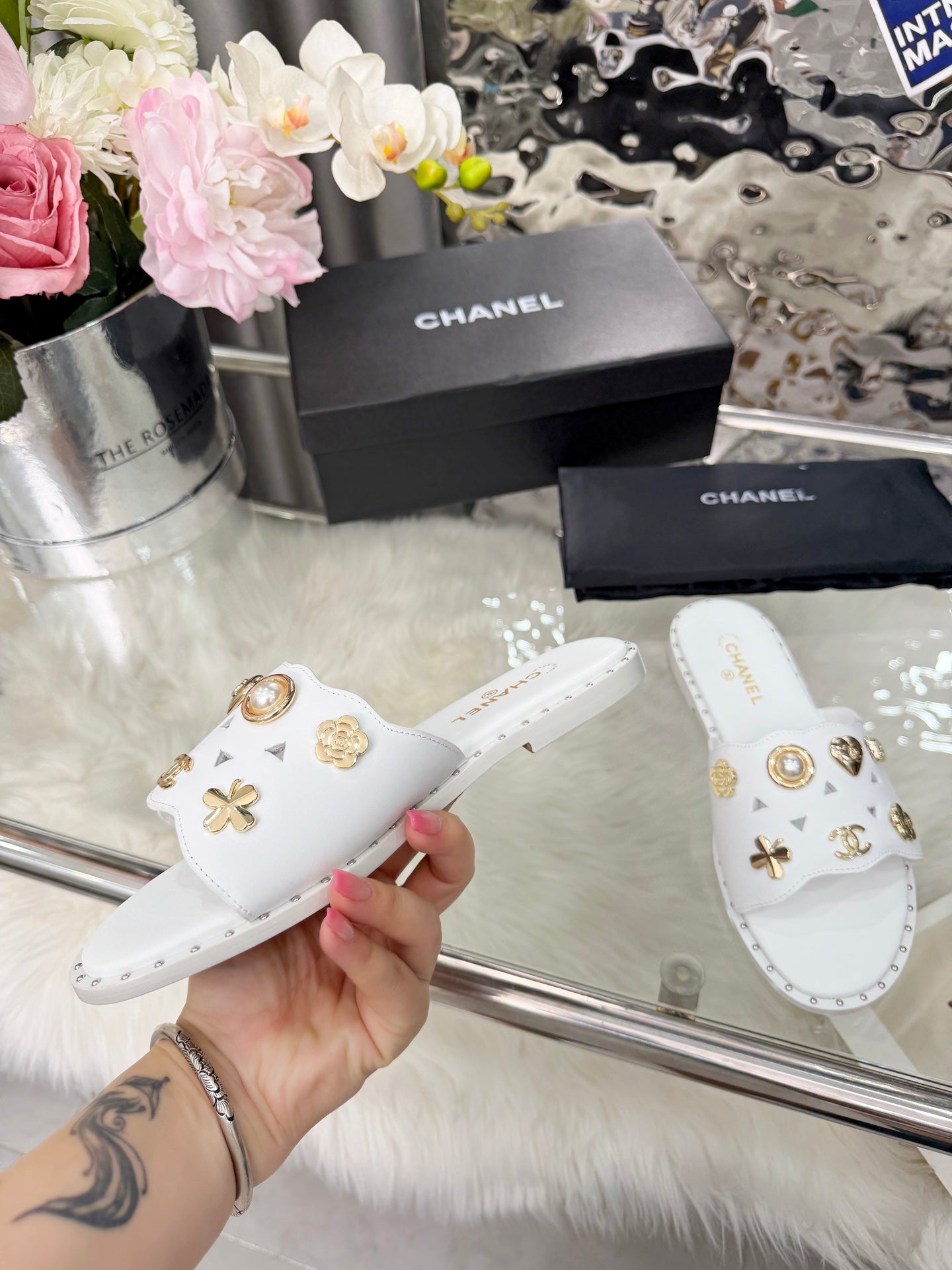 Z2X66C42  Popular high-quality leather slippers