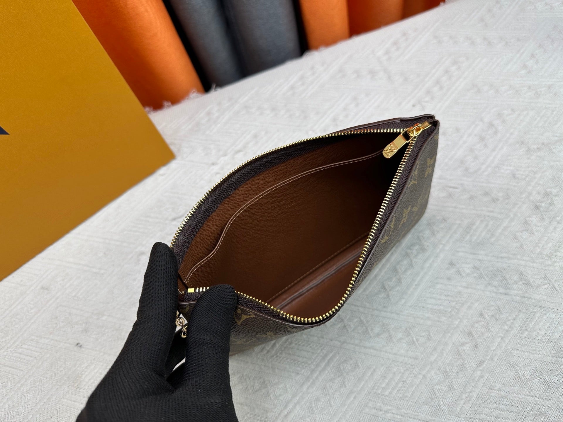 195NE10B Popular   Wallets