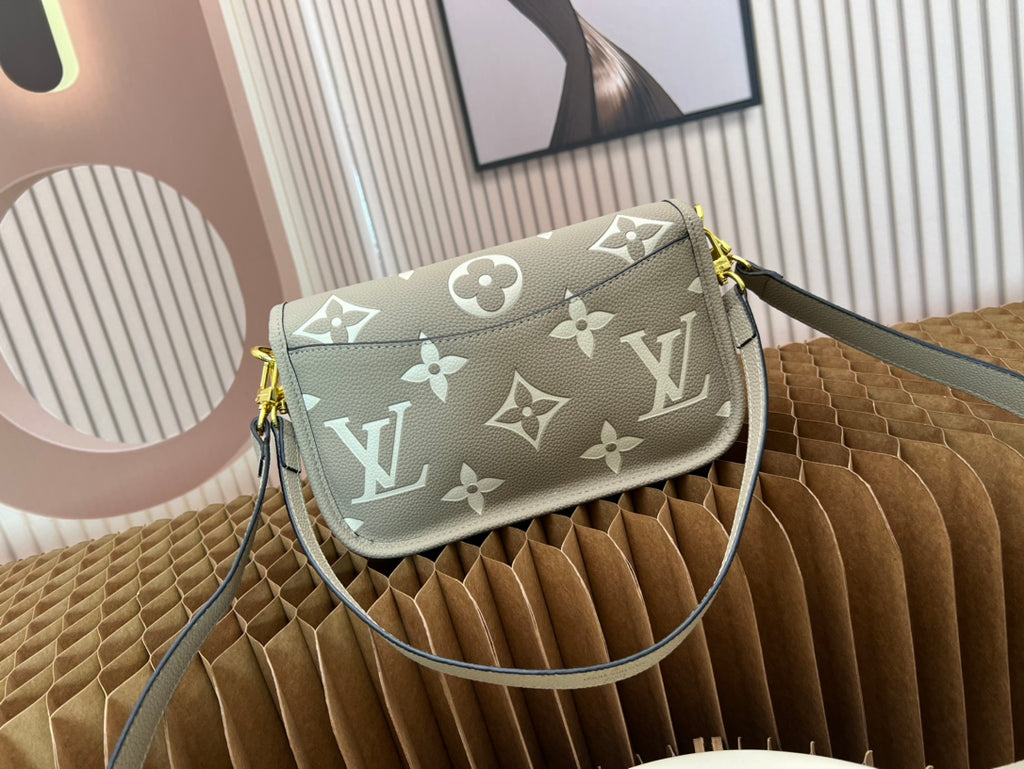 2XE028B Popular leather bag 