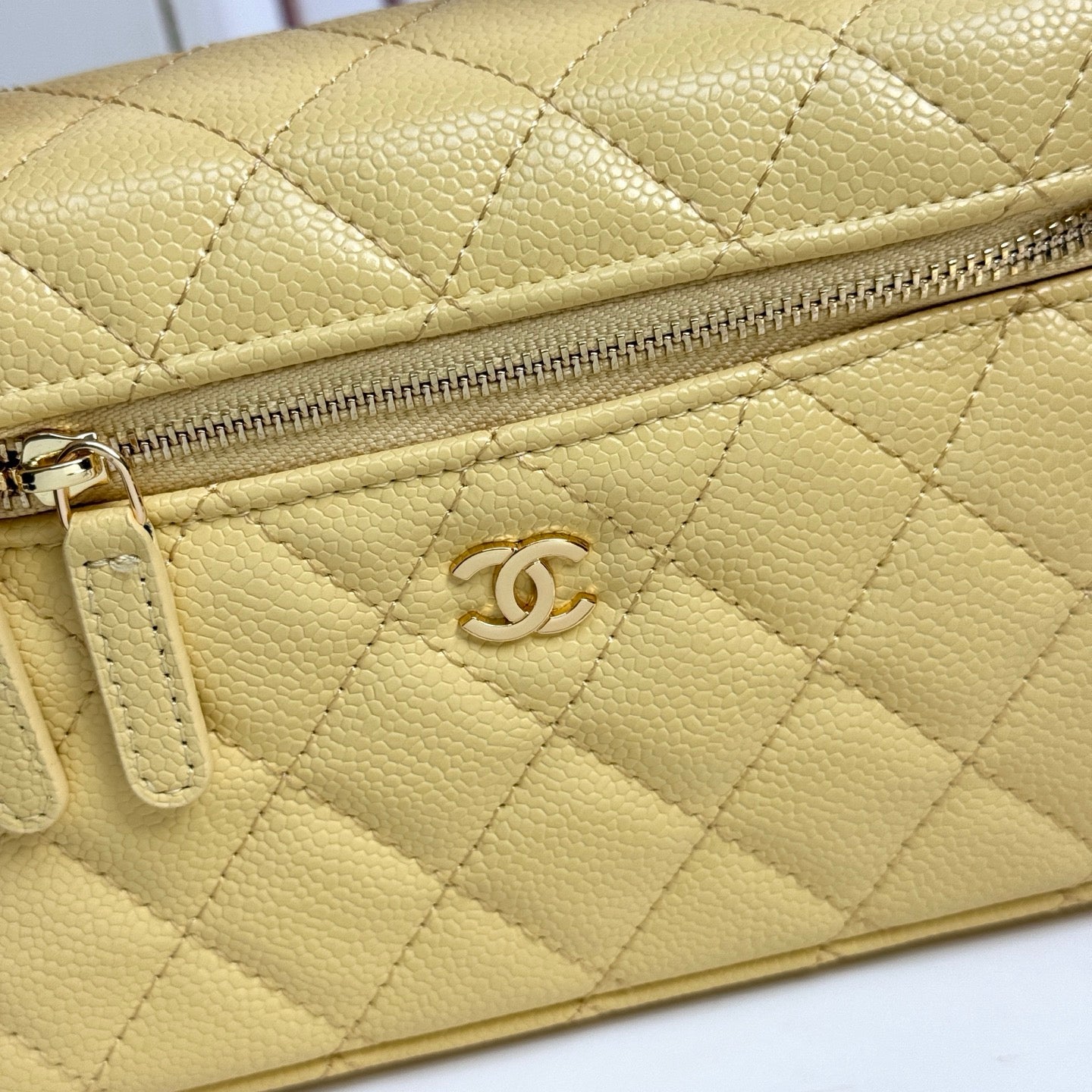 B1X66C19  Popular leather bag