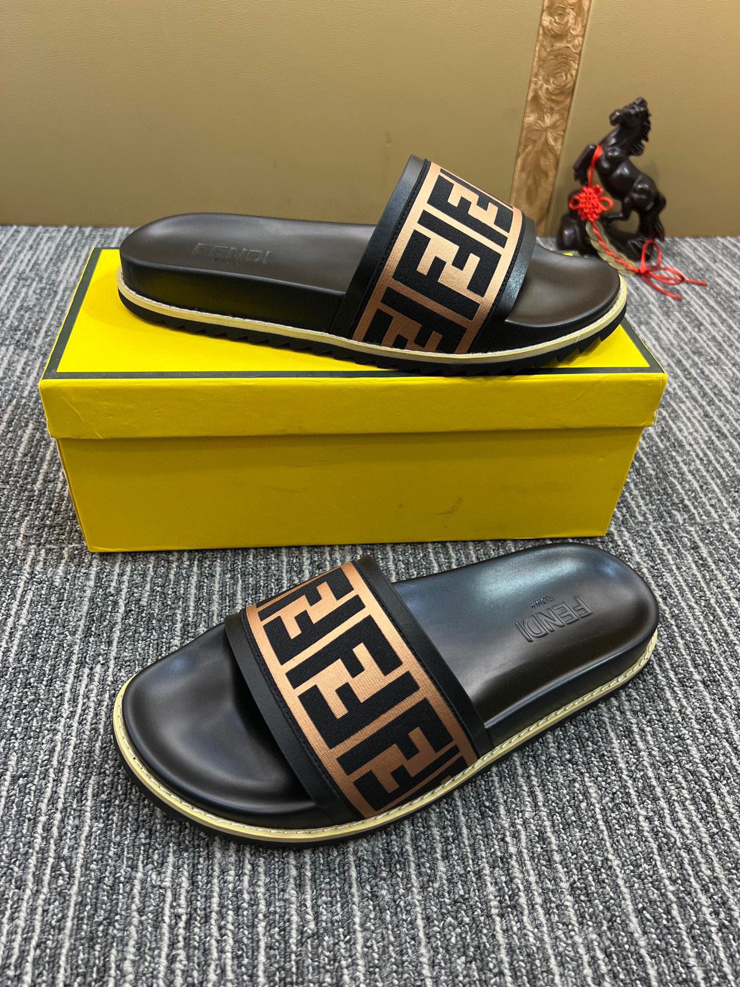 5YF111Z Popular Slippers