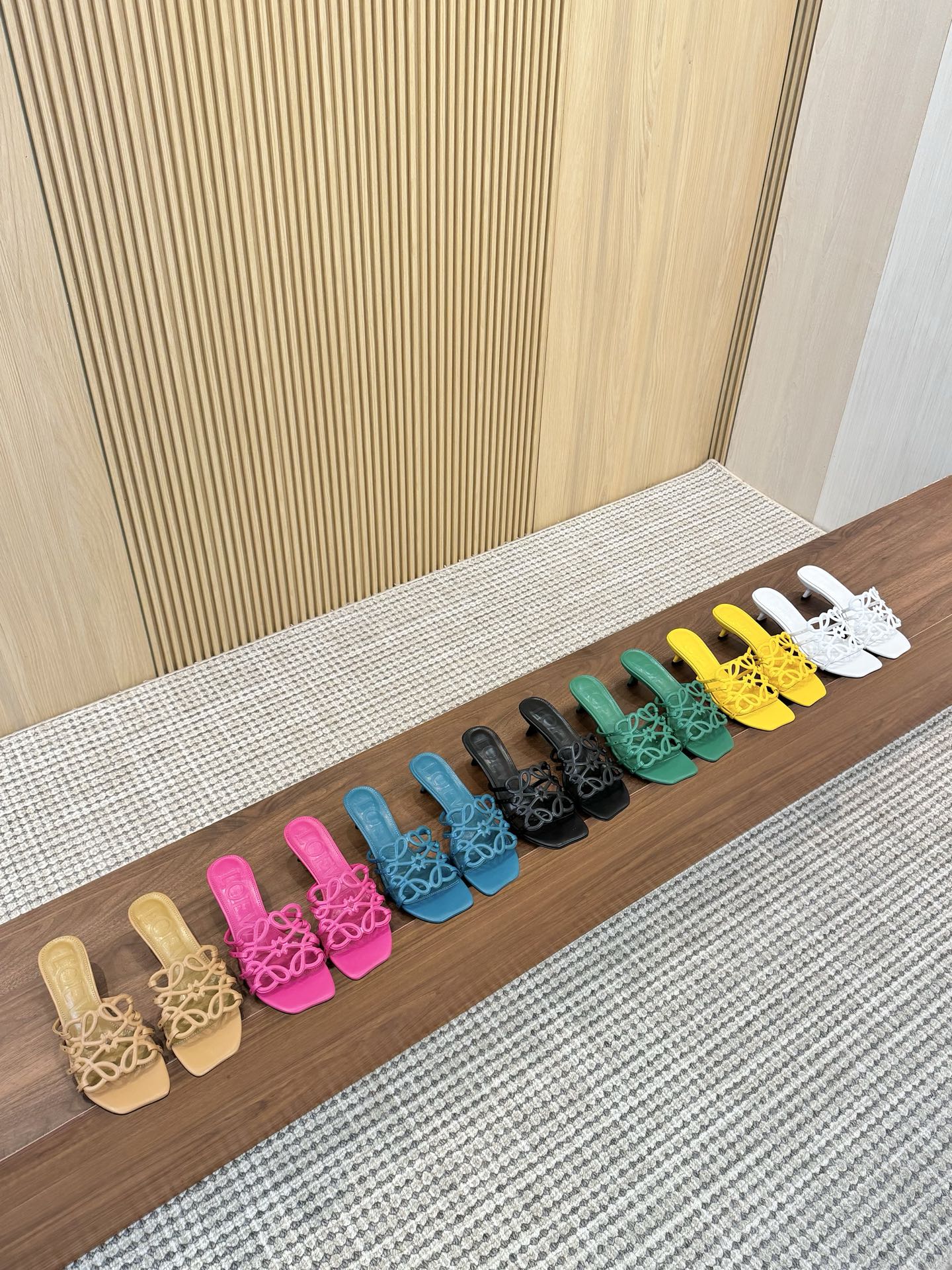 255QA33Z Popular  leather Slippers