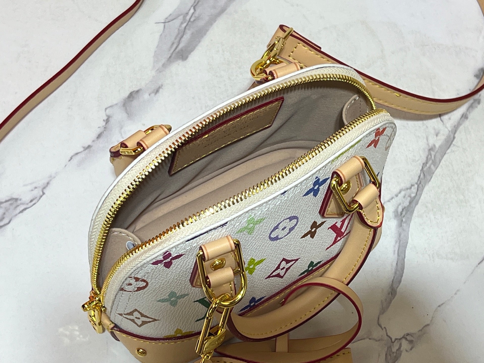 146PE104B Popular leather bag