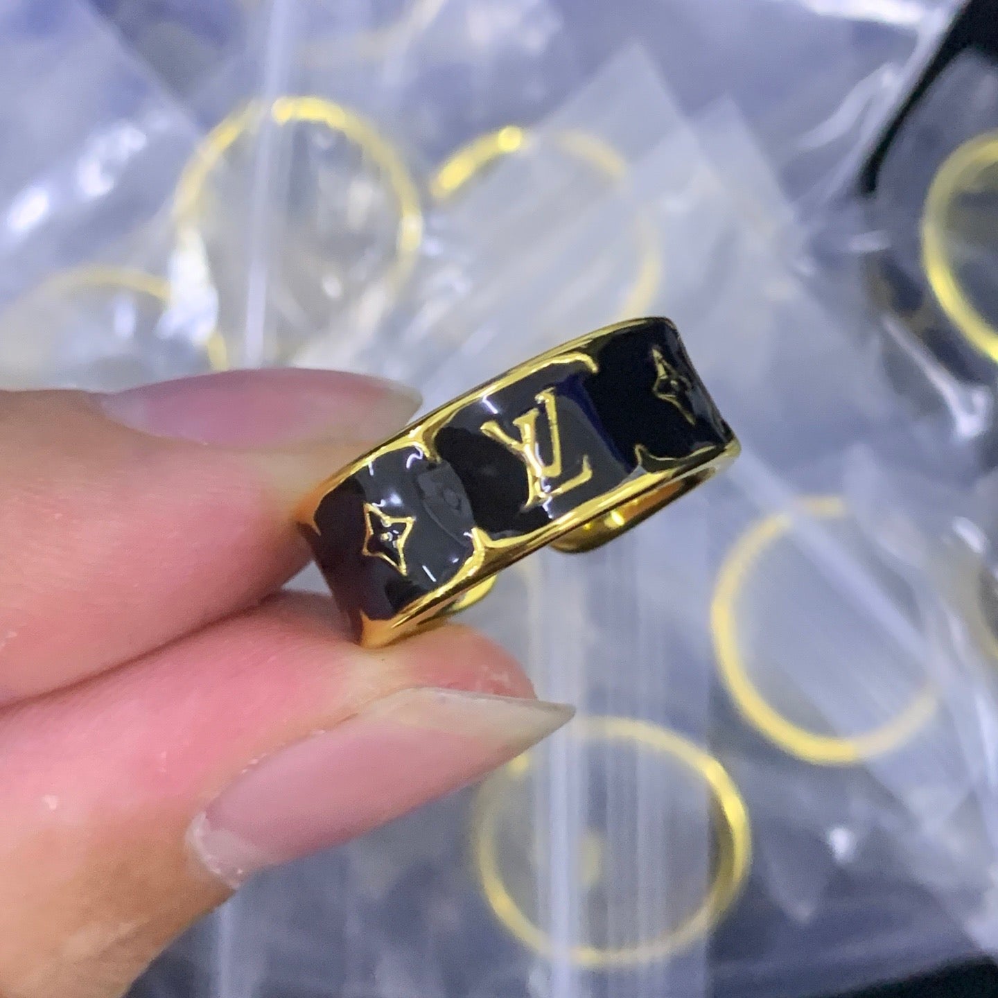 585QE64J  Popular   Rings