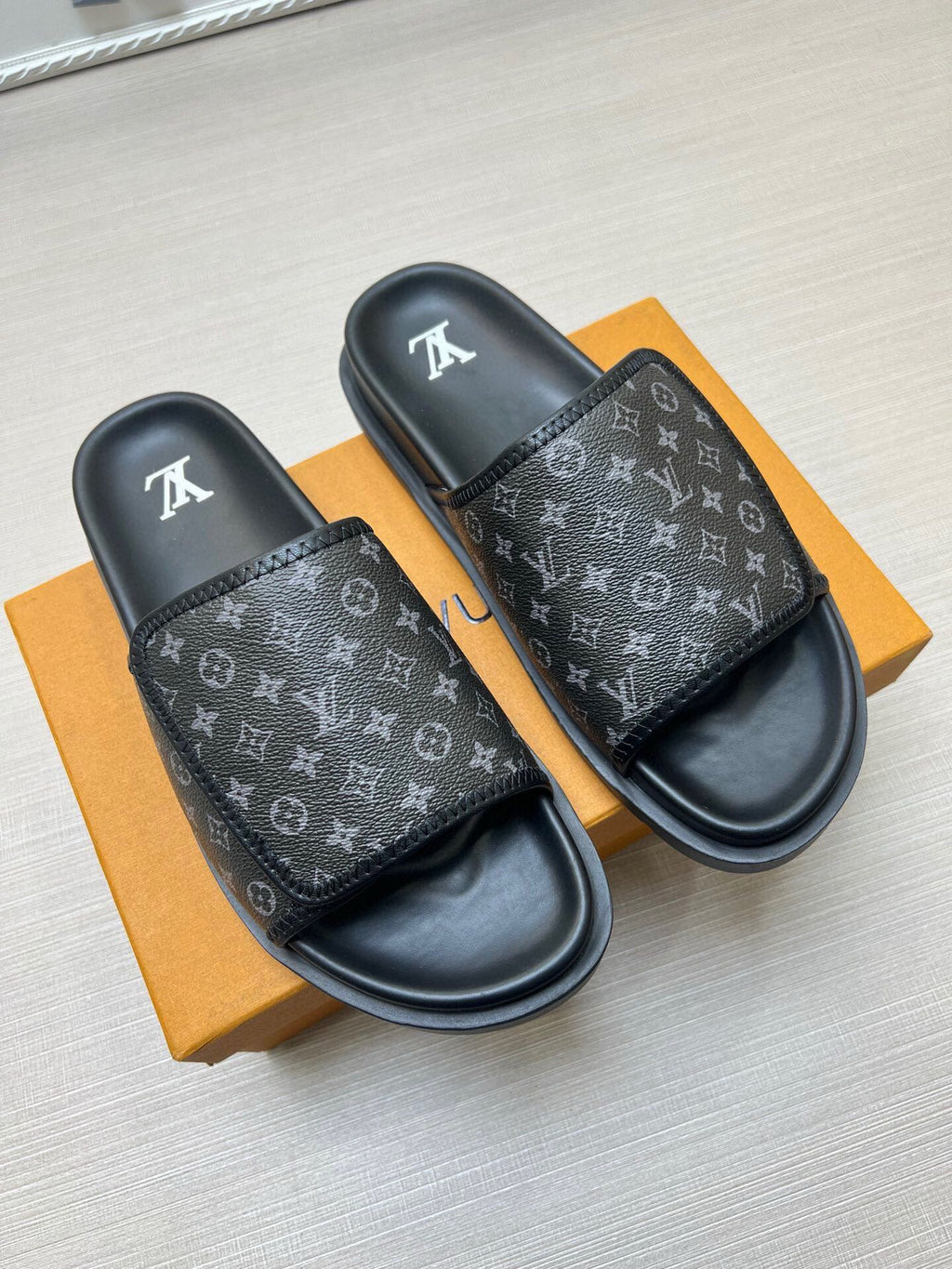 5WE246Z Popular Slippers