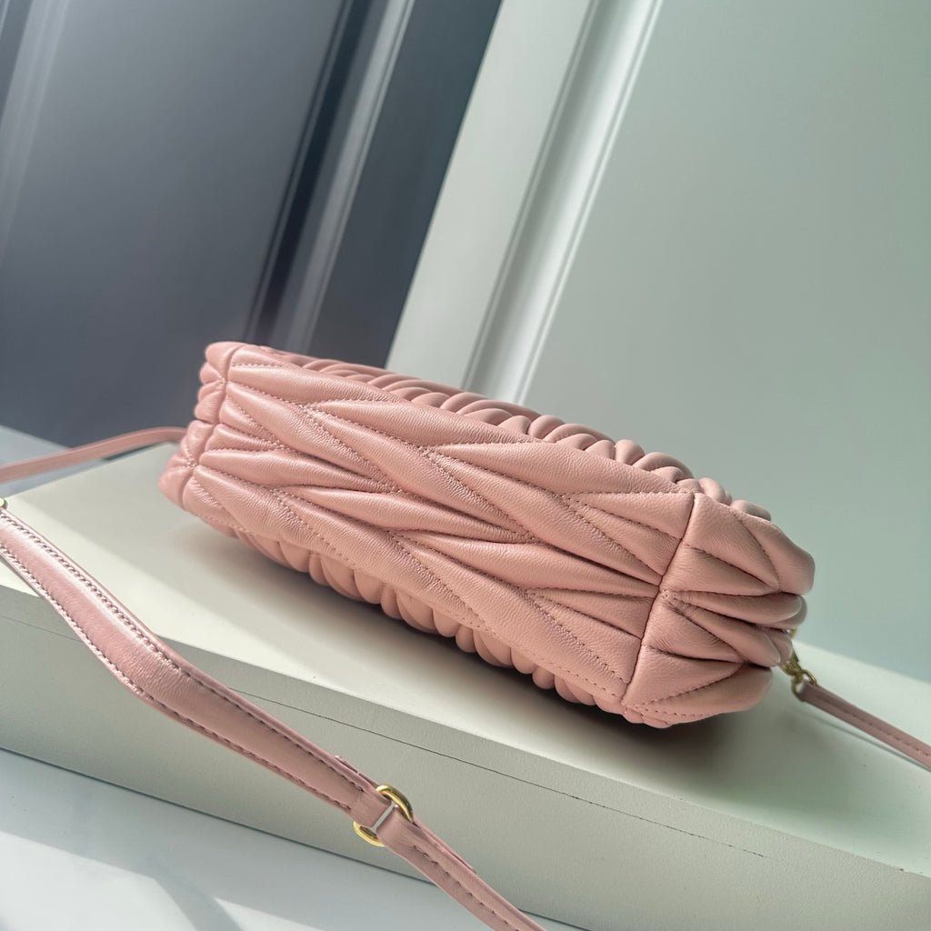 146PA122B Popular leather bag（29x24x10cm）