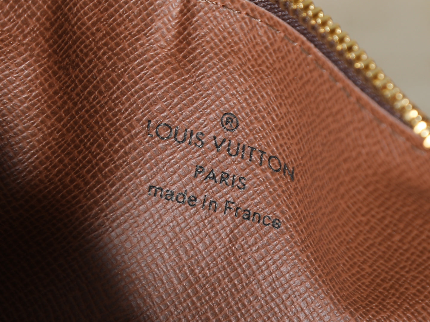 B1N56E21 Popular leather bag