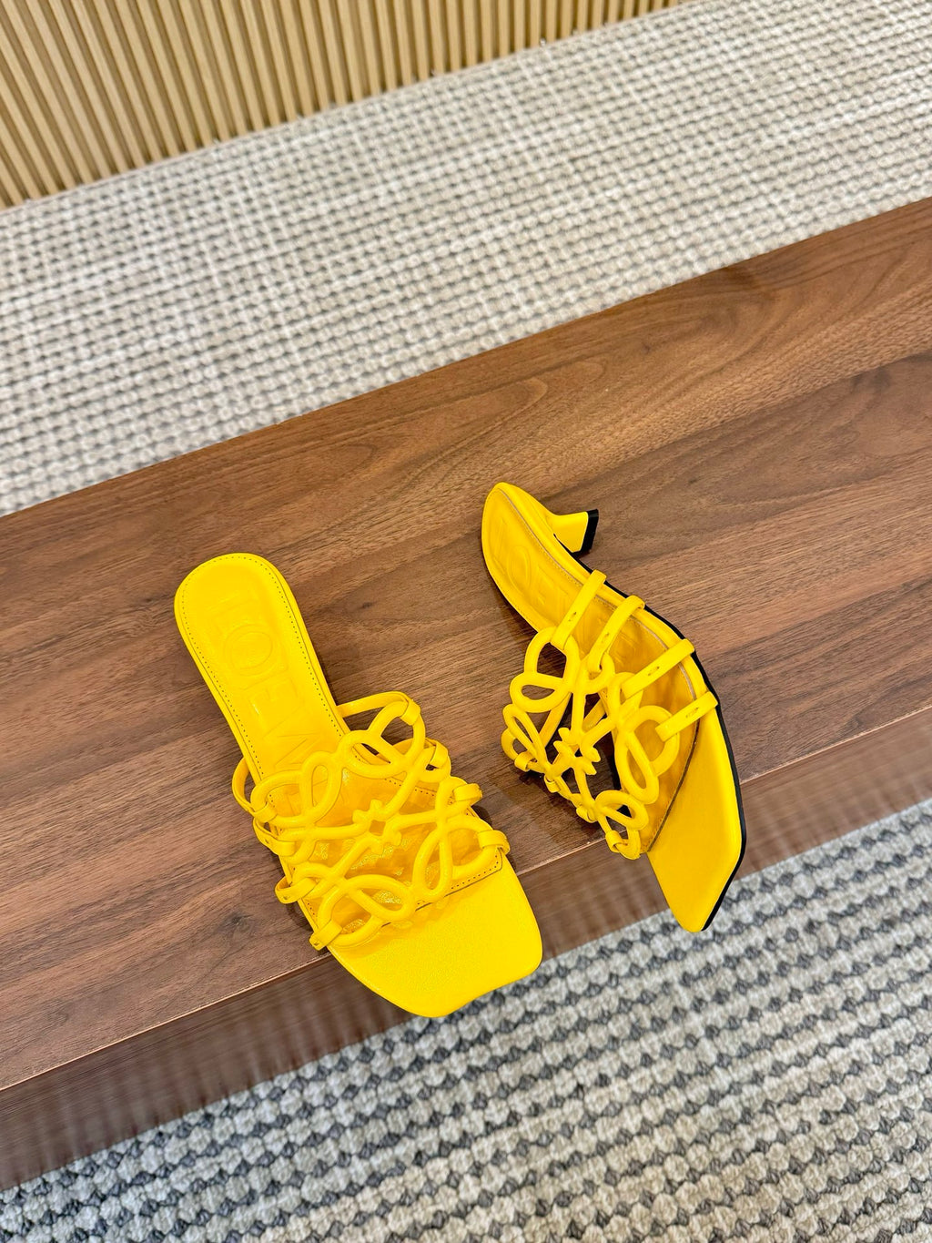 255QA33Z Popular  leather Slippers