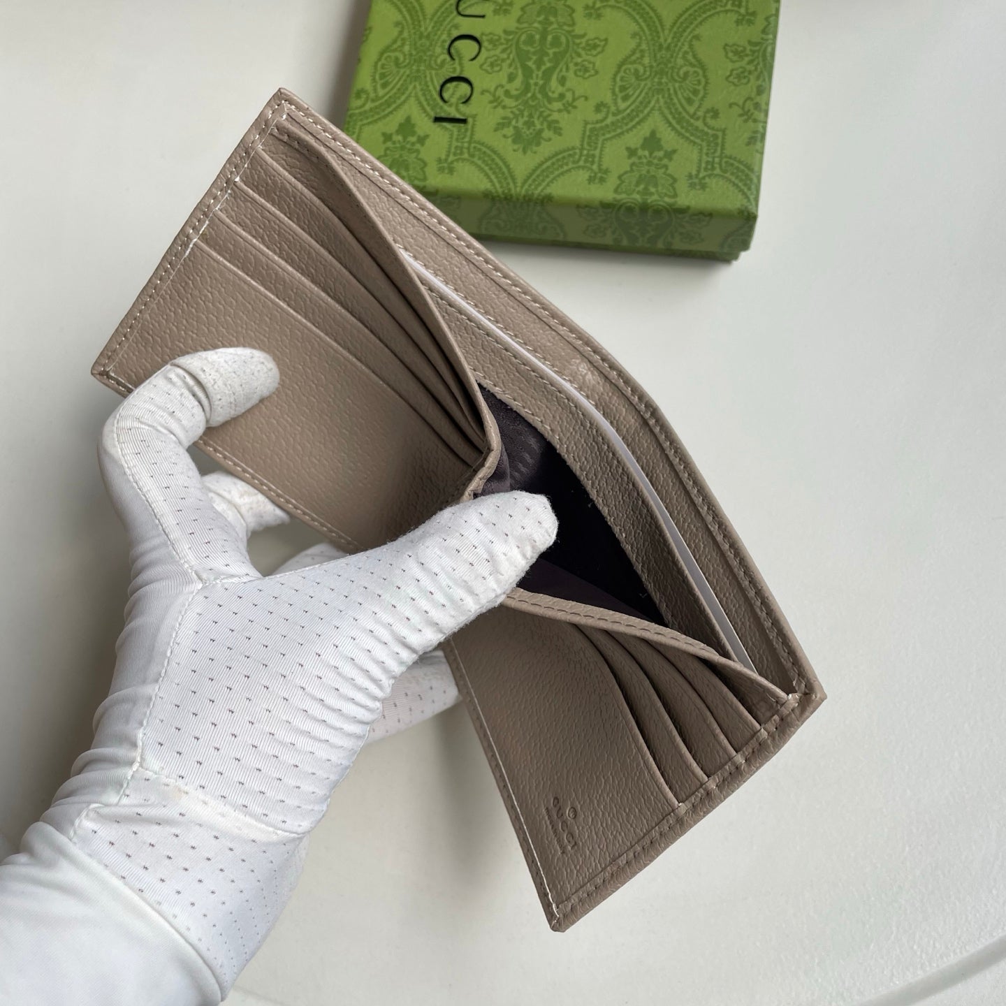 B1X46B7 Popular leather wallets ( with full packaging )