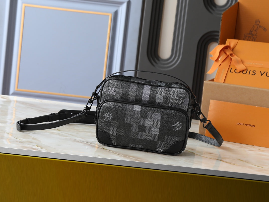 146PE110B Popular leather bag