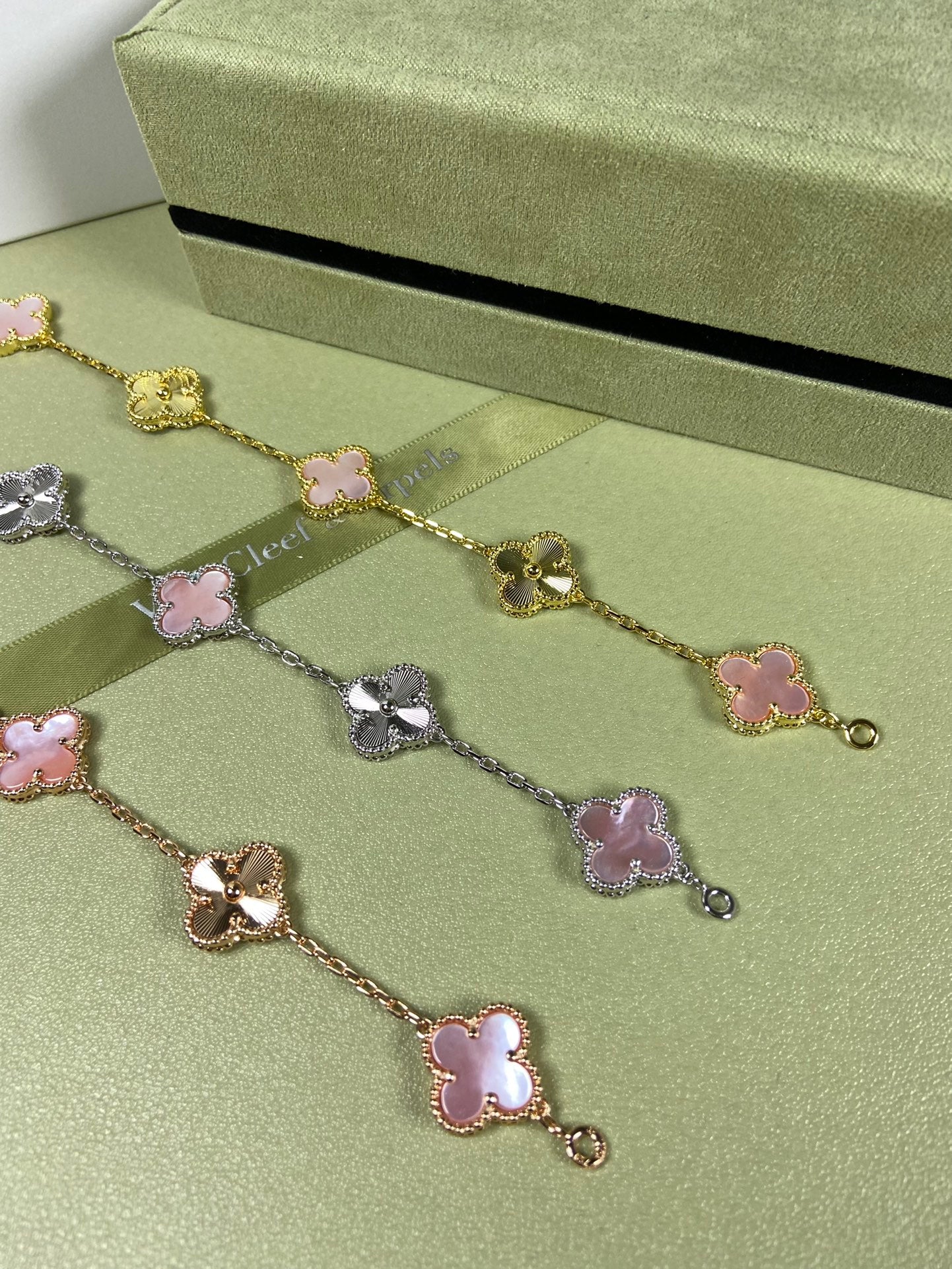 5XVA181K  Popular bracelets  5 flowers normal size1.5cm flower
