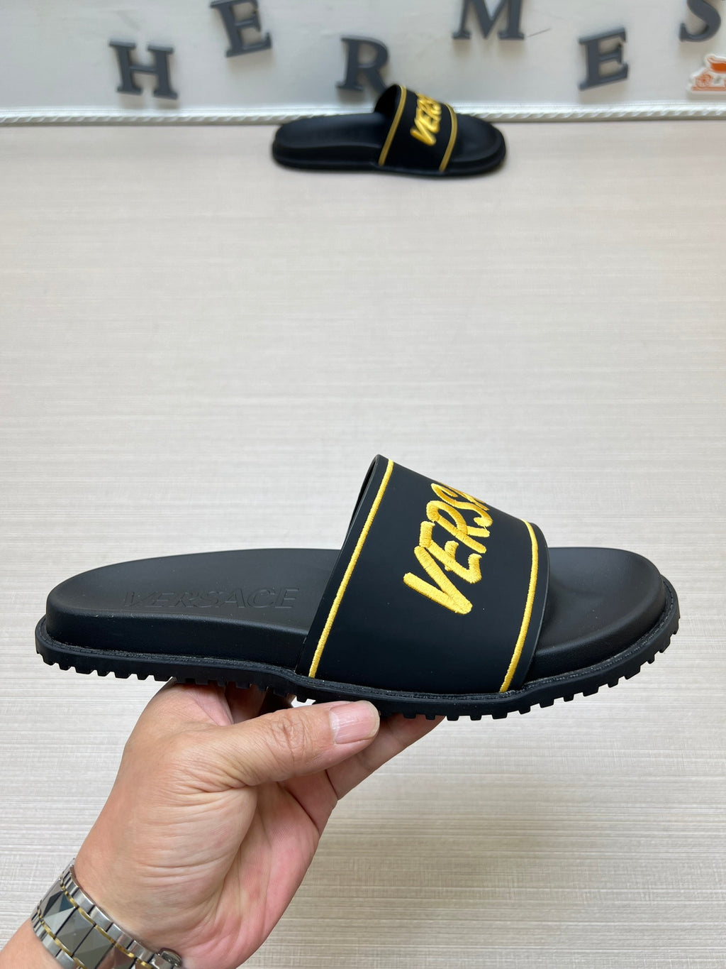 54V54Z Popular slippers