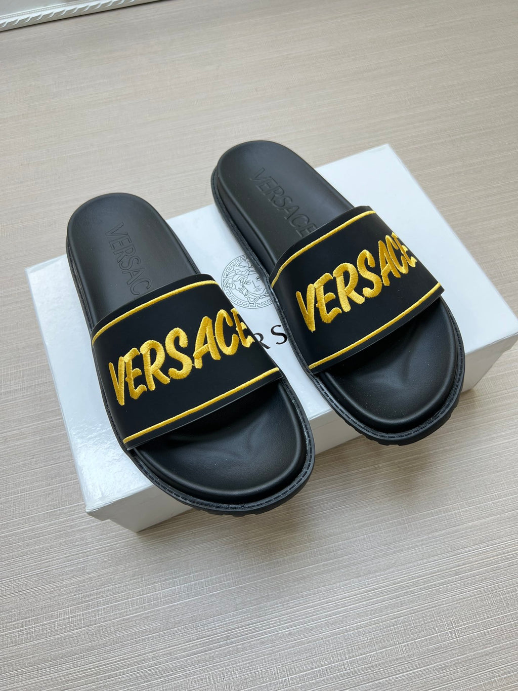 54V54Z Popular slippers