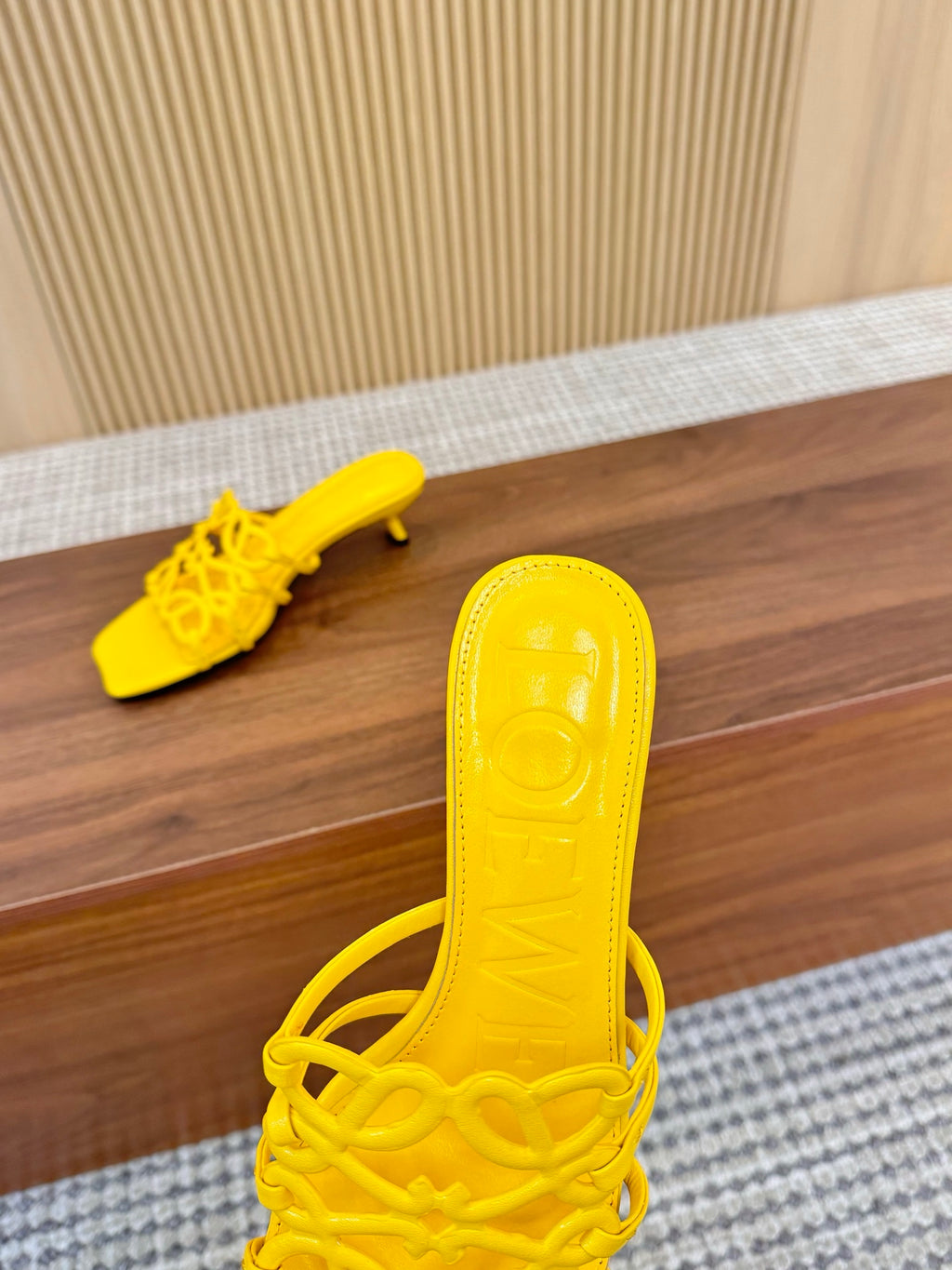 255QA33Z Popular  leather Slippers