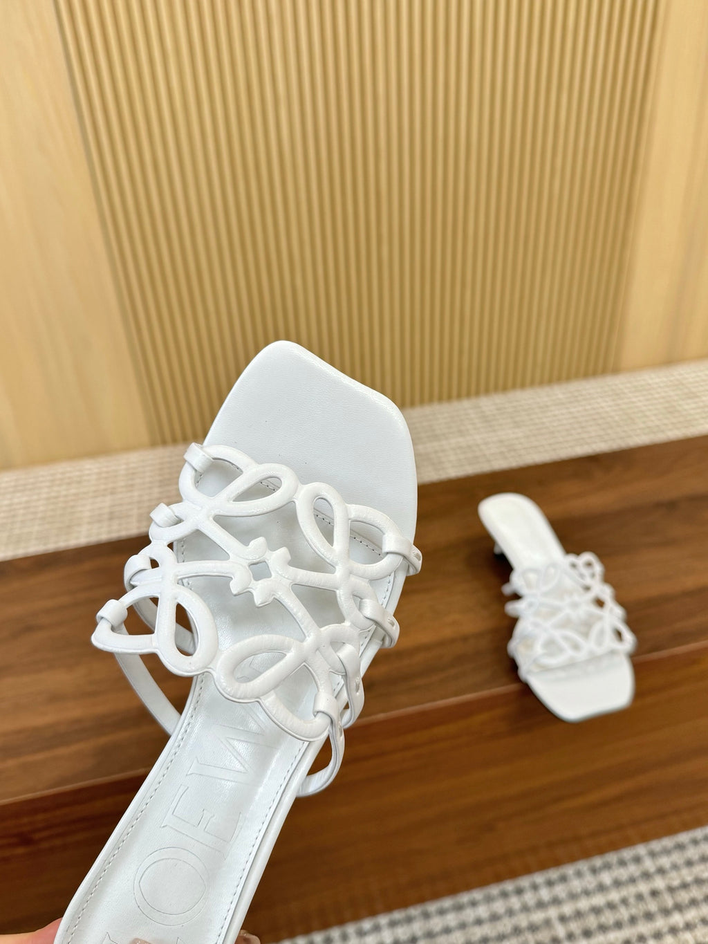 255QA33Z Popular  leather Slippers