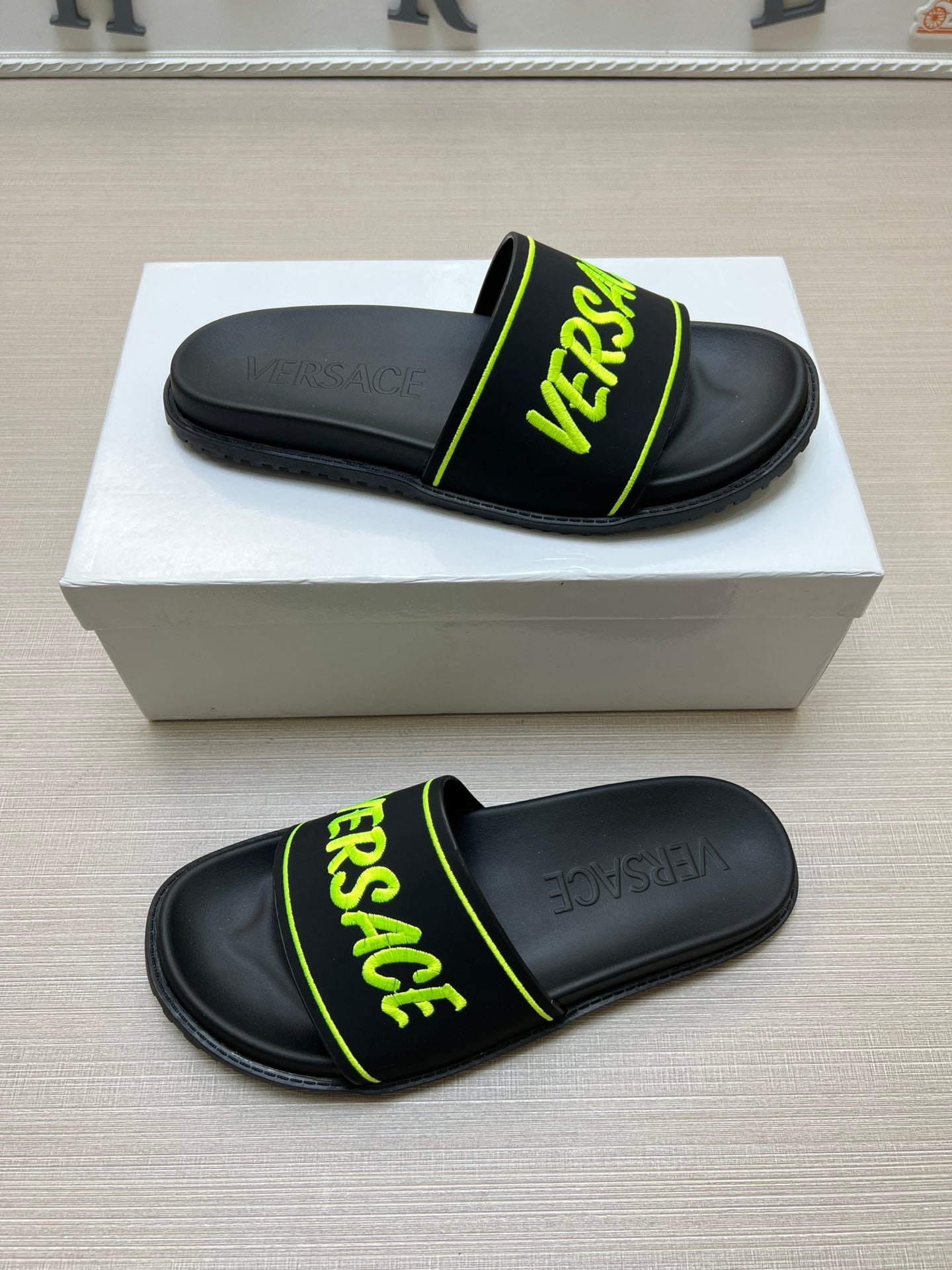 54V54Z Popular slippers