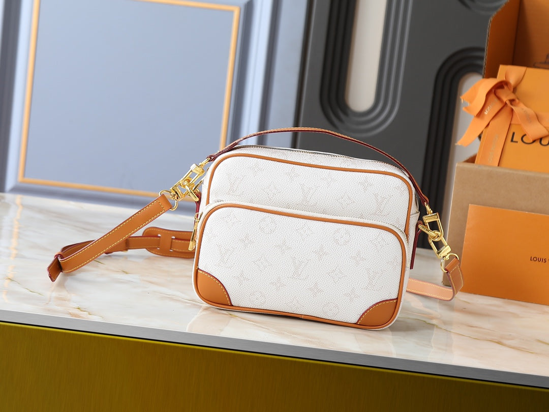 146PE109B Popular leather bag
