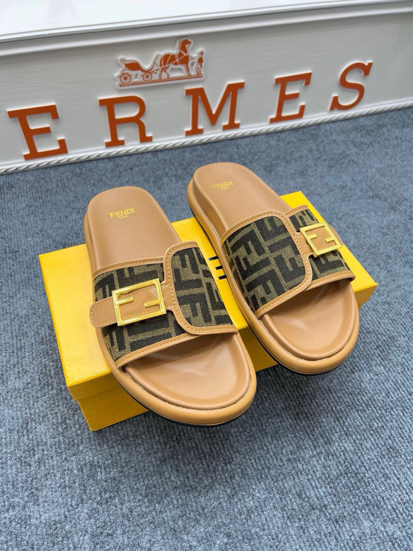 54F37Z Popular slippers