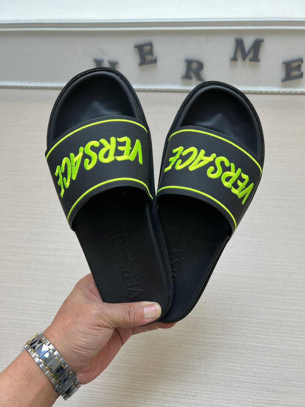 54V54Z Popular slippers