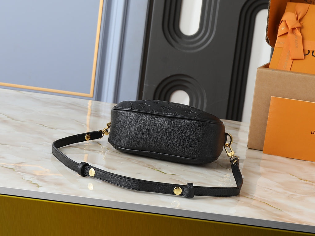 15RE147B Popular leather bag