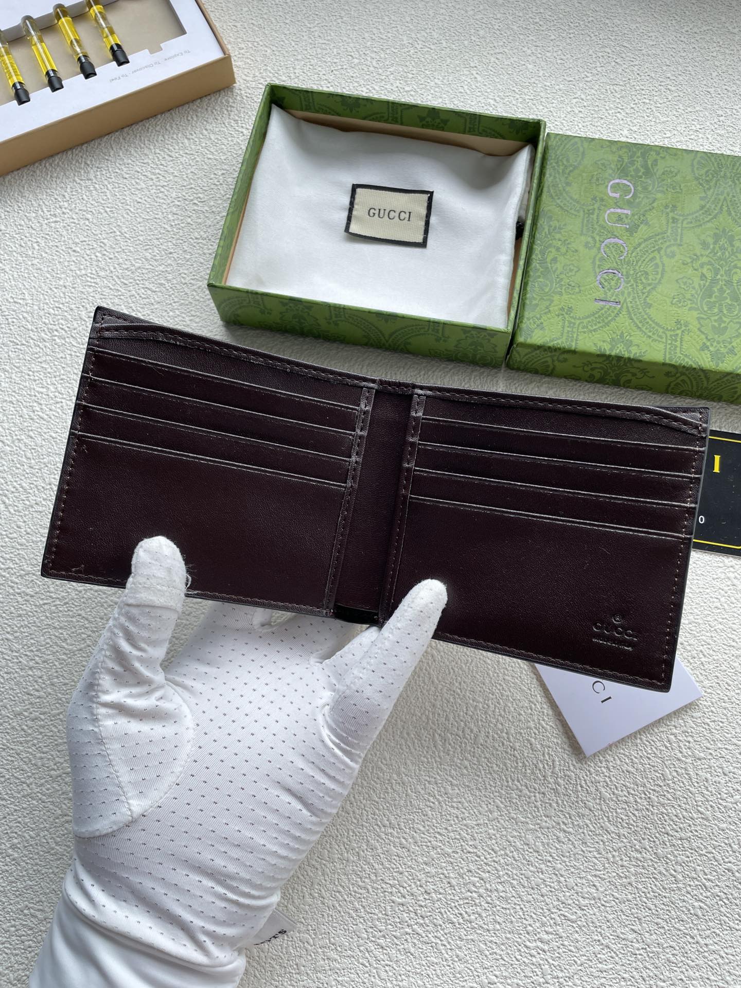 B1X56B9 Popular leather wallets ( with full packaging )