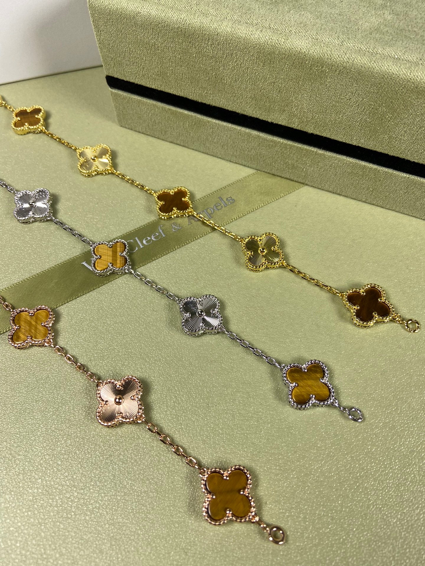 5XVA181K  Popular bracelets  5 flowers normal size1.5cm flower