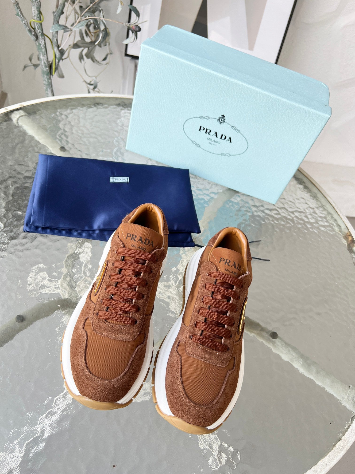 2LPD5X  Popular high-quality shoes