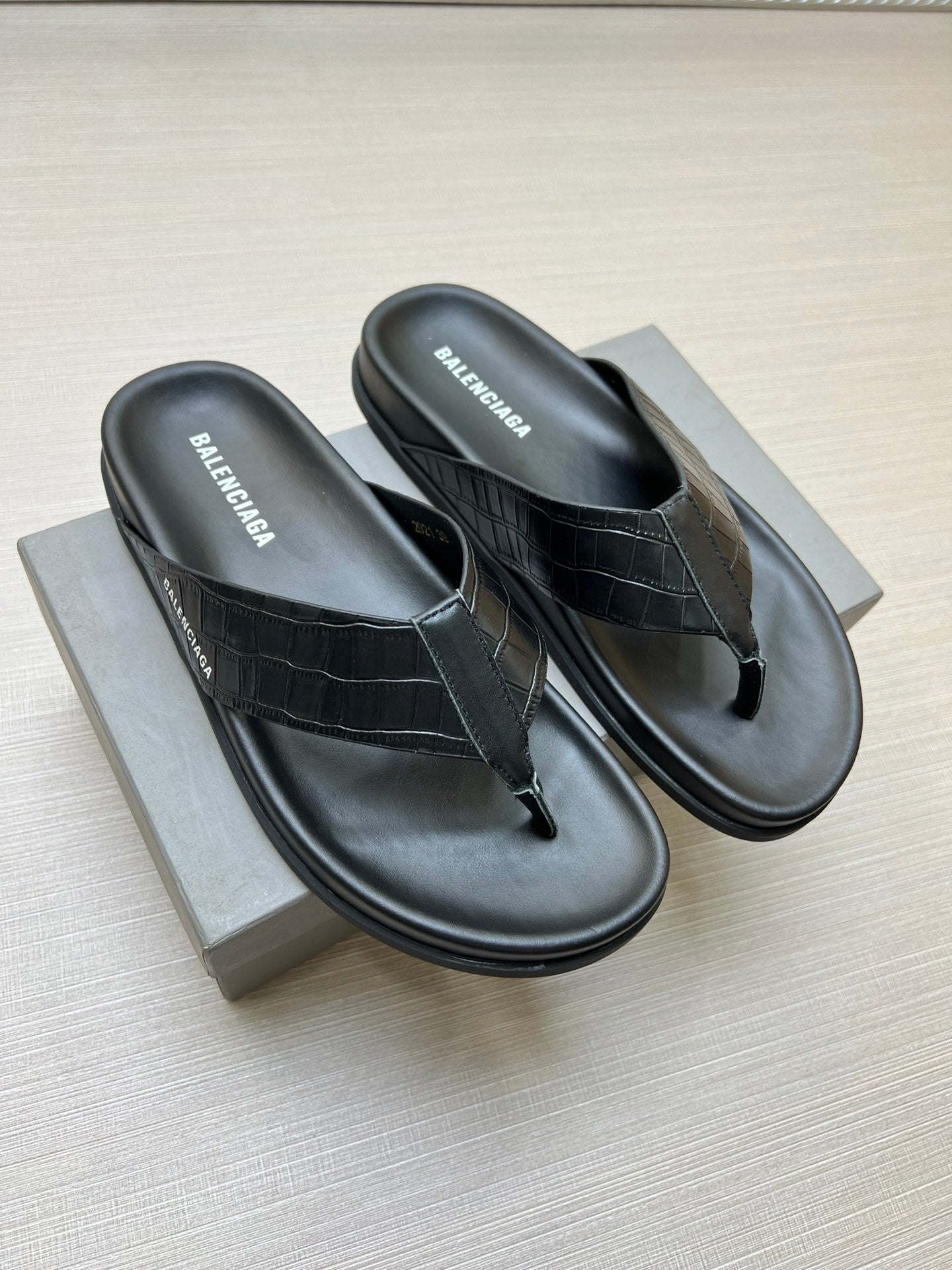 54J98Z Popular slippers