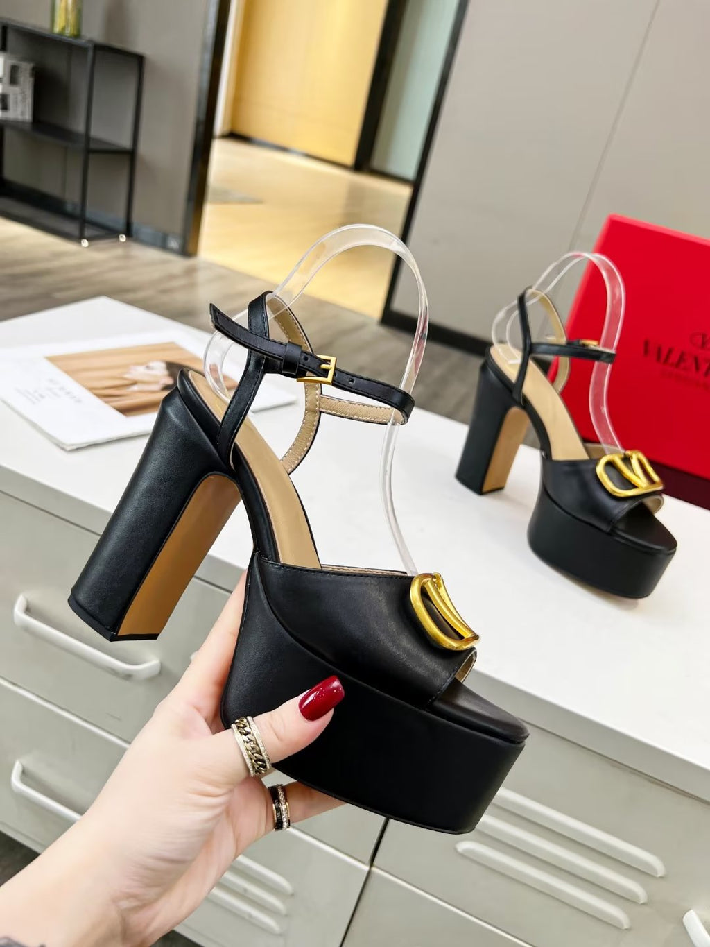 2YVL26Z Popular leather  High heels