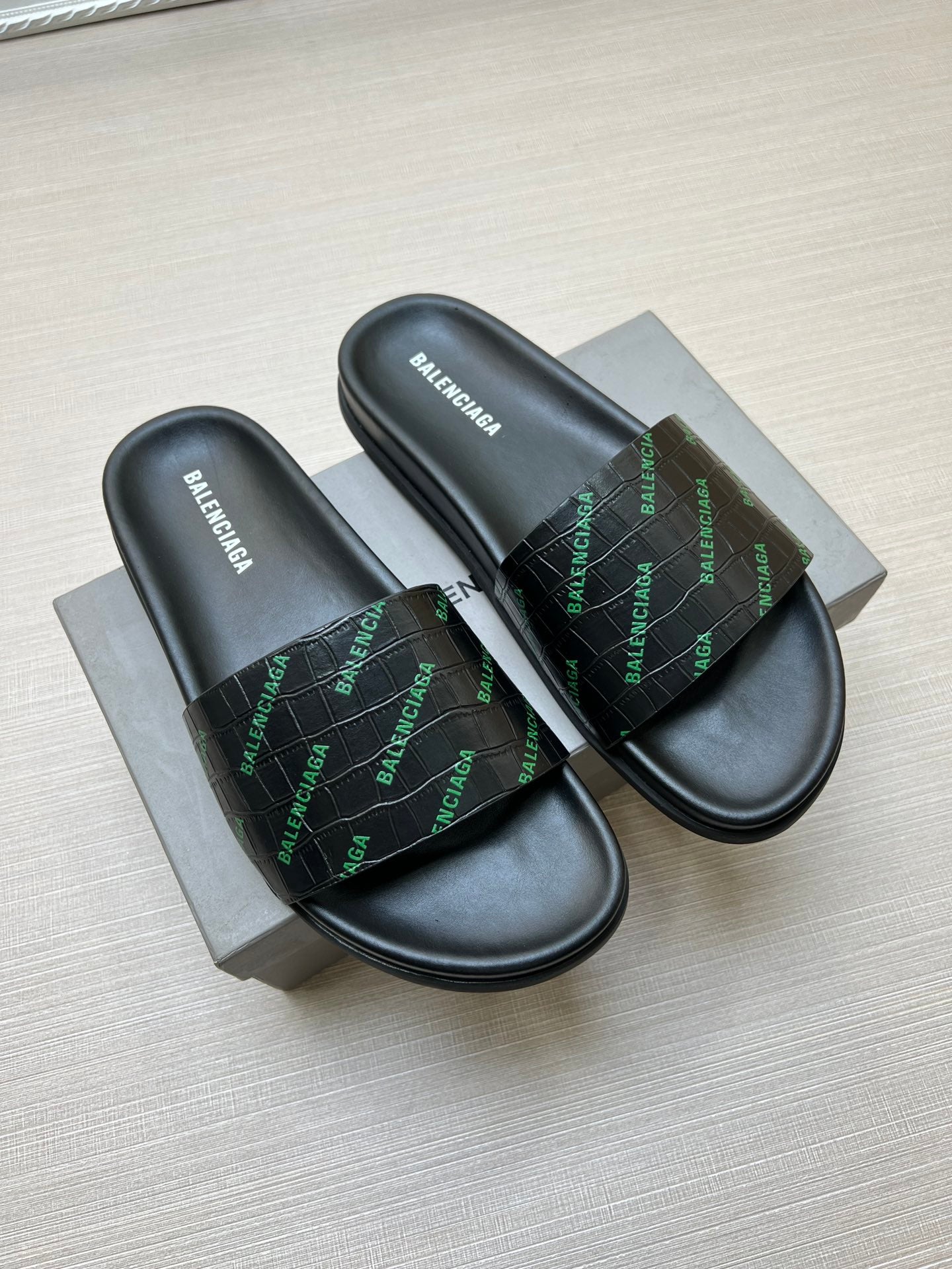 54J99Z Popular slippers