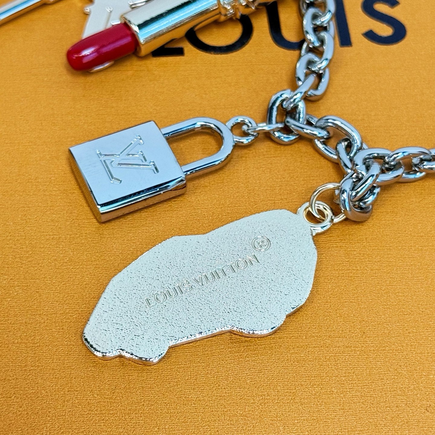 35QE34A Popular bag 's charms accessories