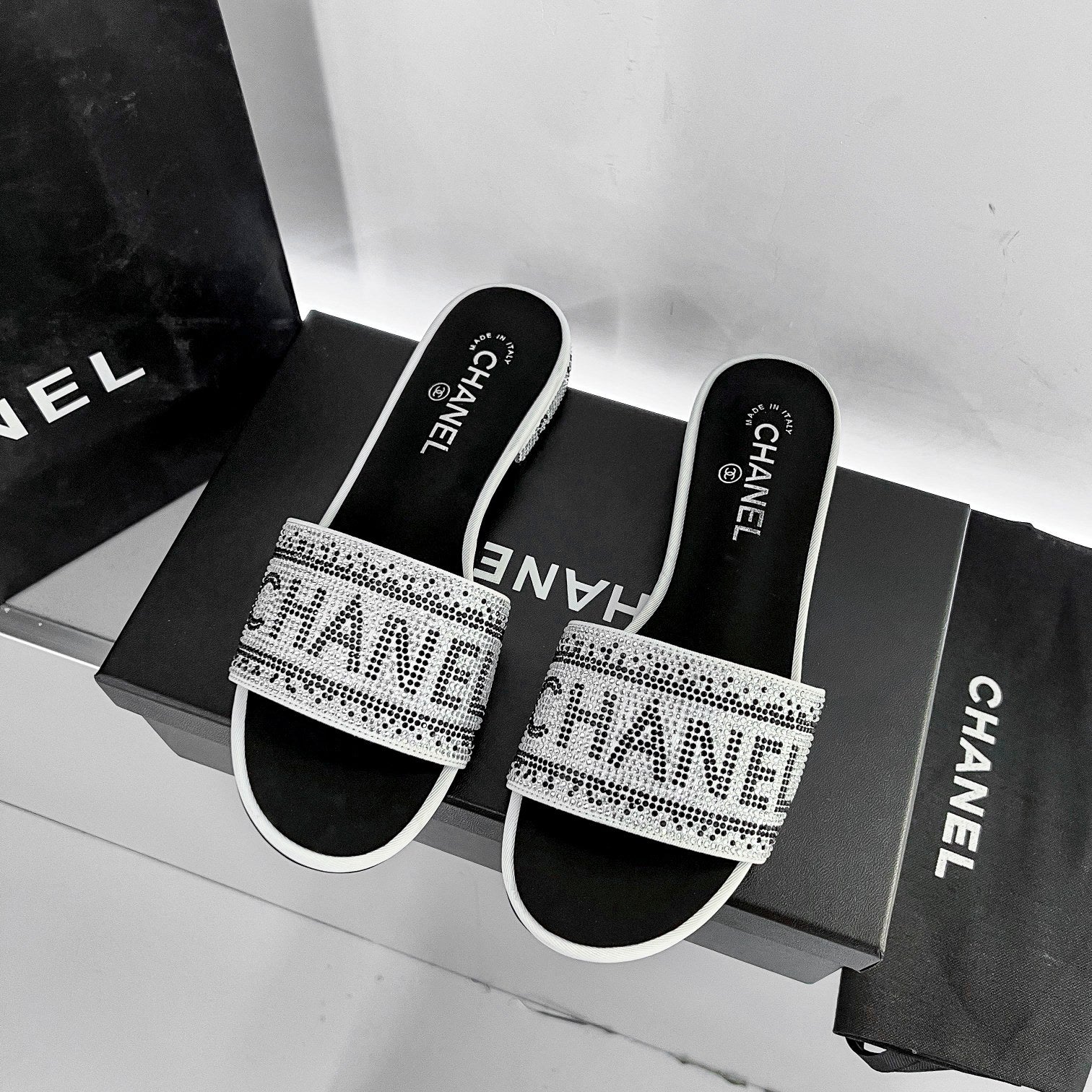 14C57Z Popular sandals