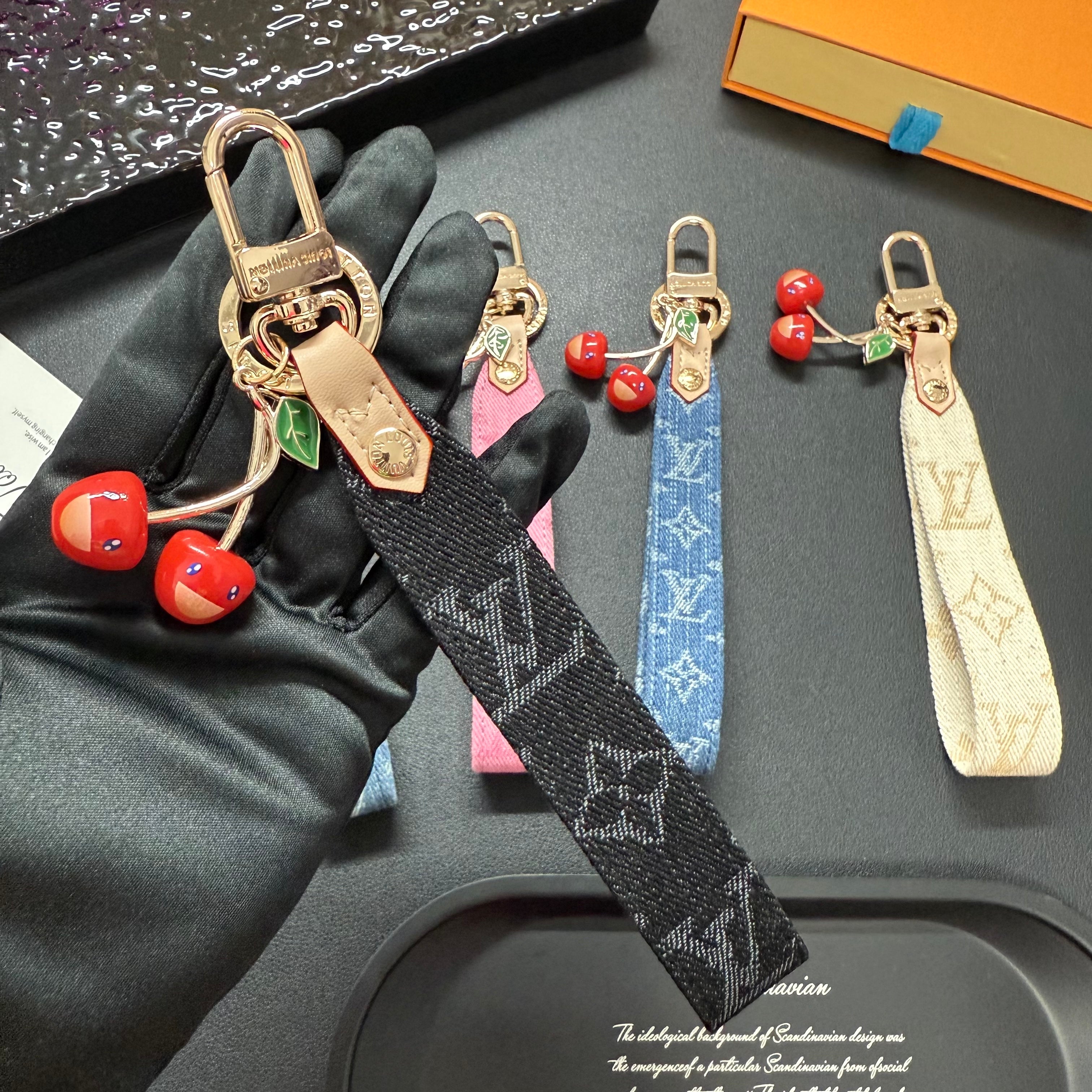 35QE4A Popular bag 's charms accessories