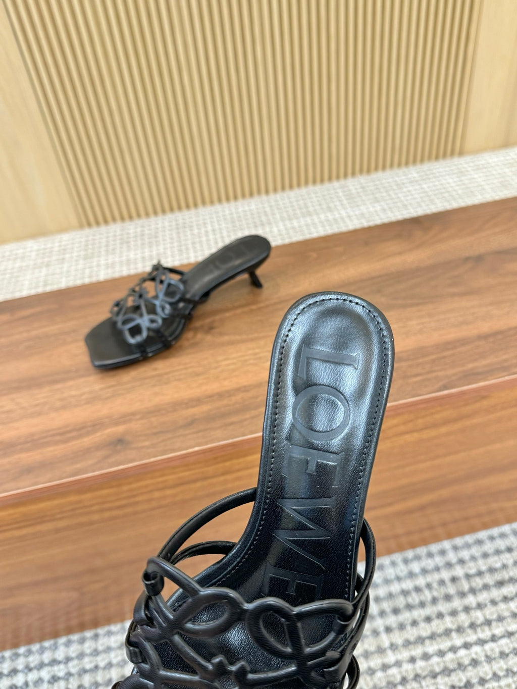 255QA33Z Popular  leather Slippers