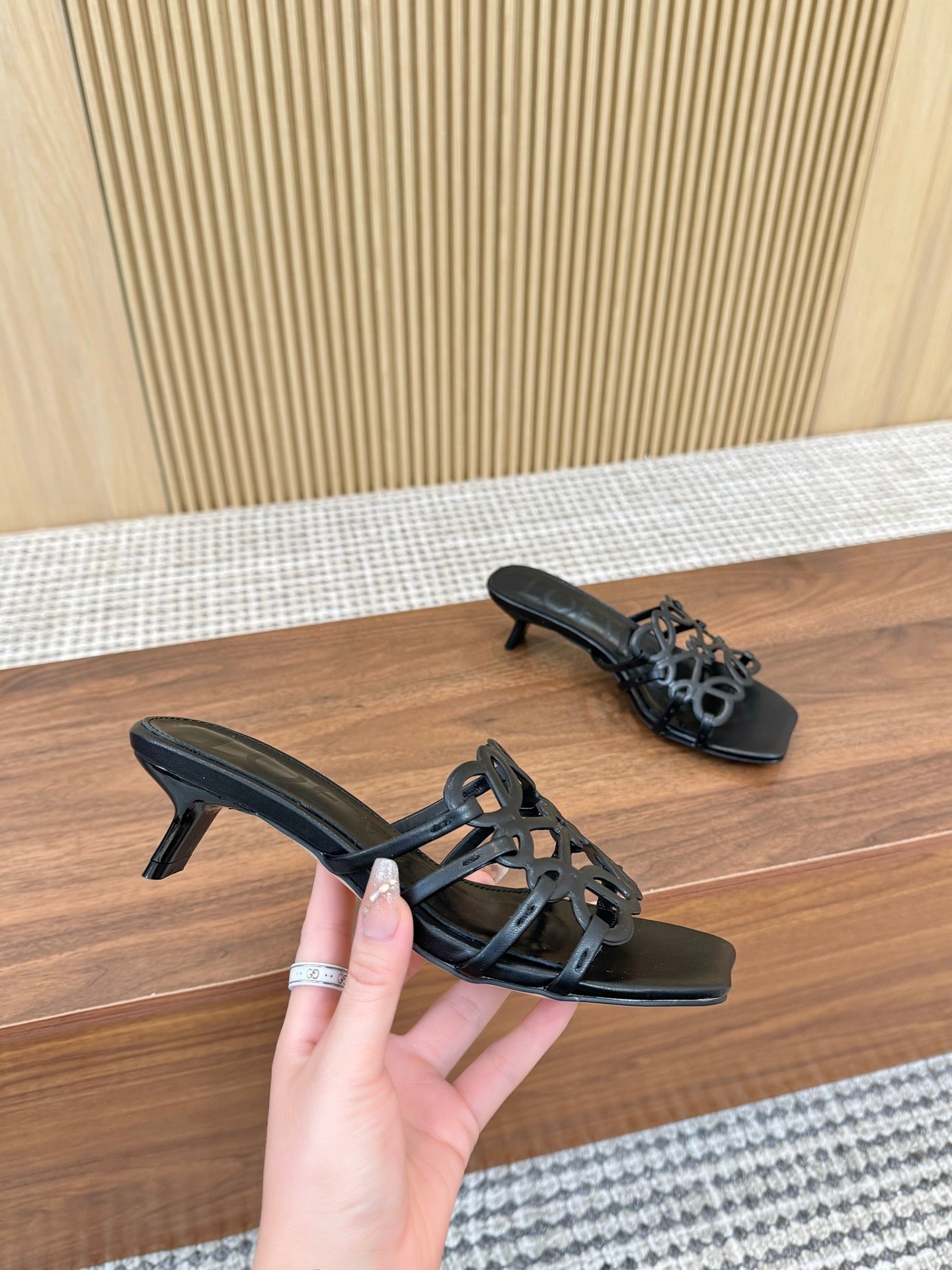 255QA33Z Popular  leather Slippers