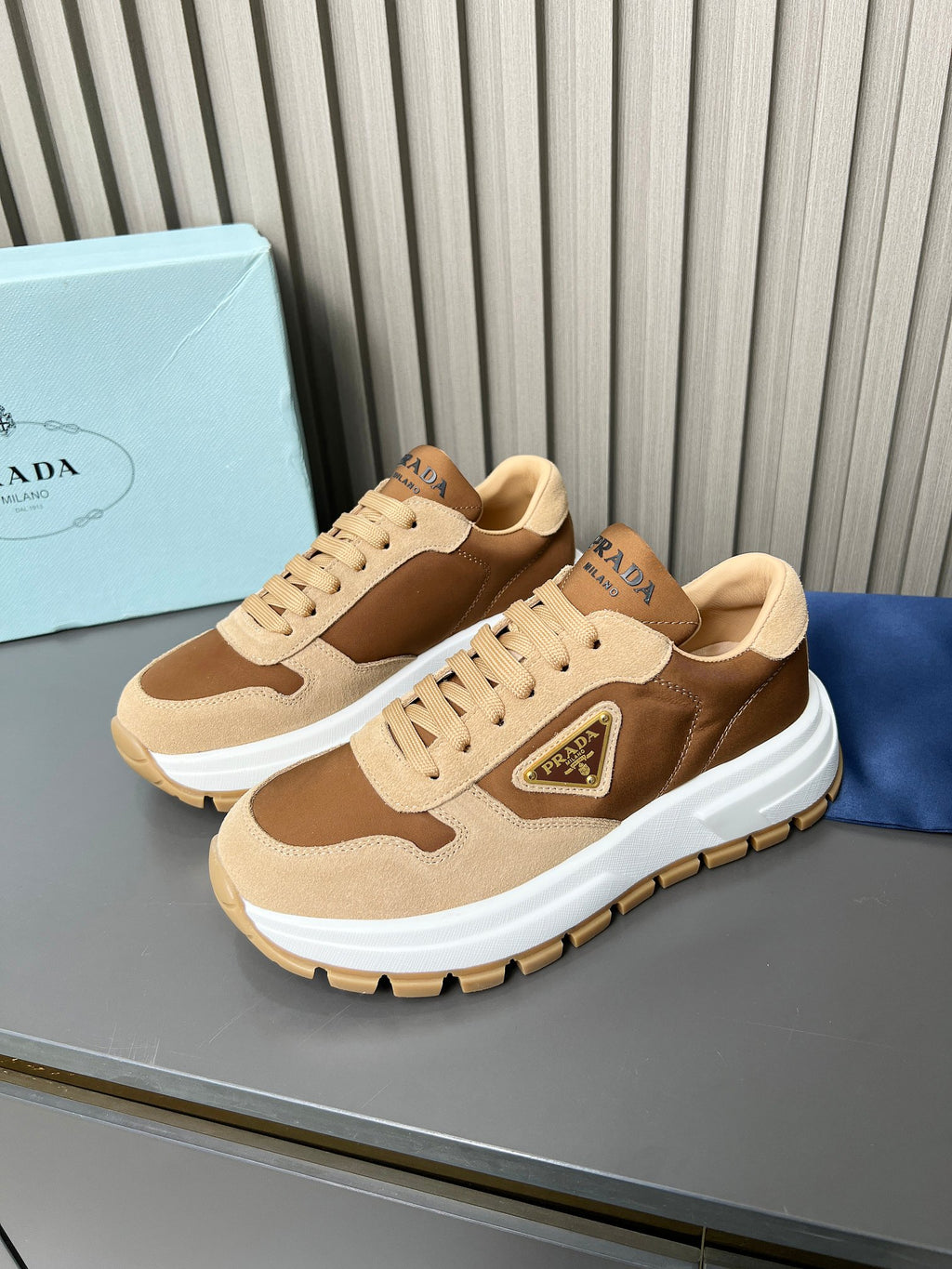 2LPD5X  Popular high-quality shoes