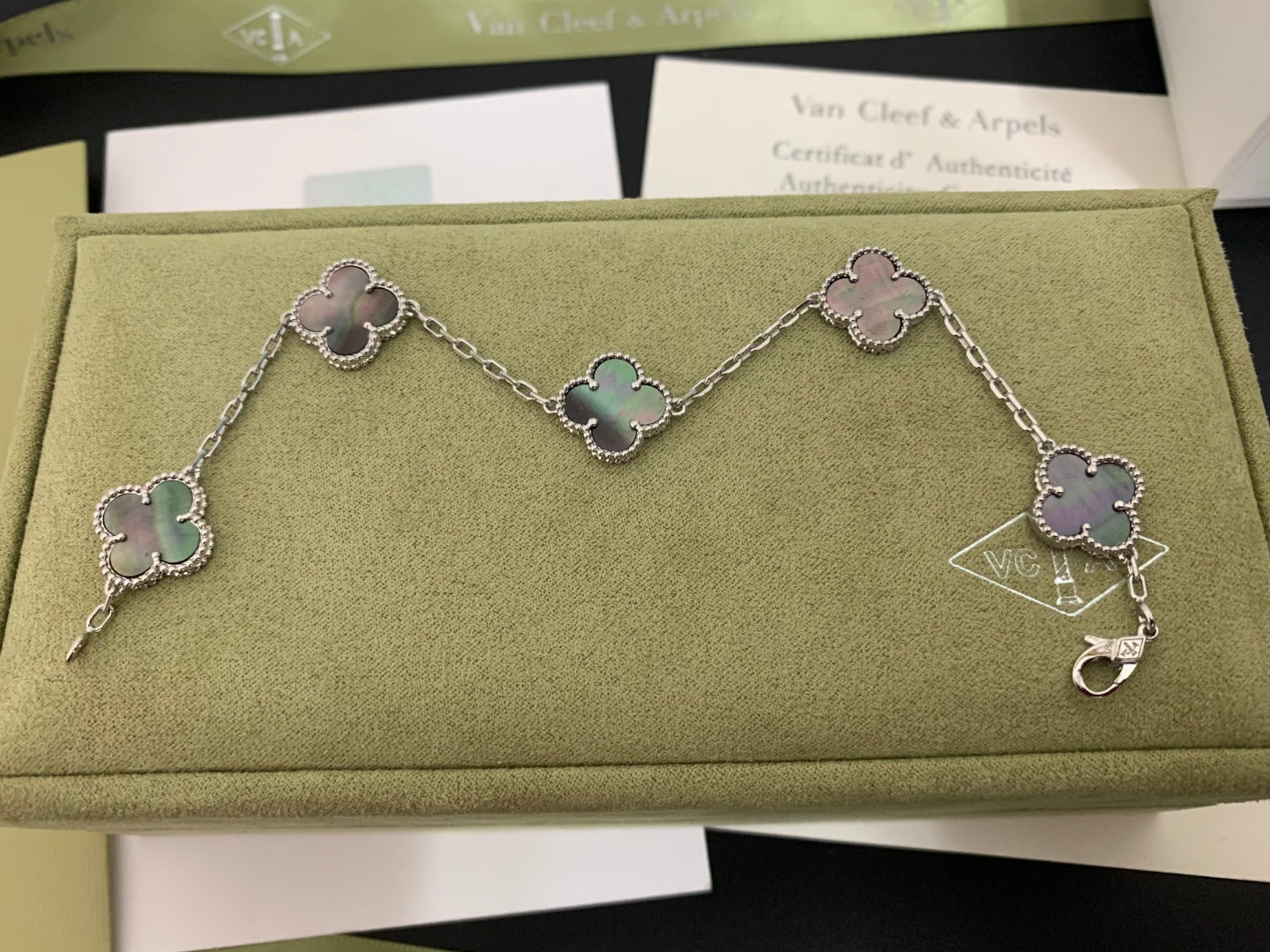 5XVA180K  Popular bracelets 5 flowers normal size1.5cm flower