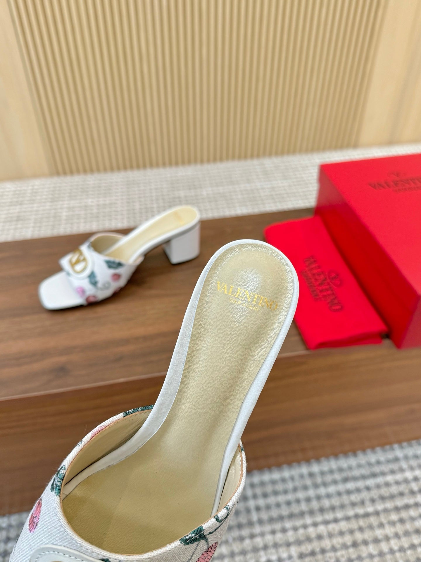 255QVL32Z Popular leather shoes