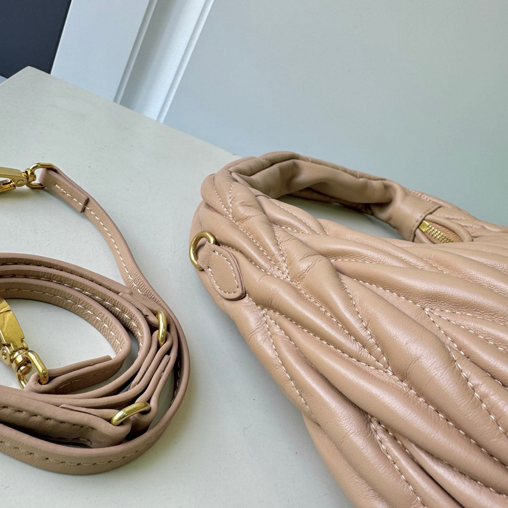 146PA121B Popular leather bag（29x24x10cm）
