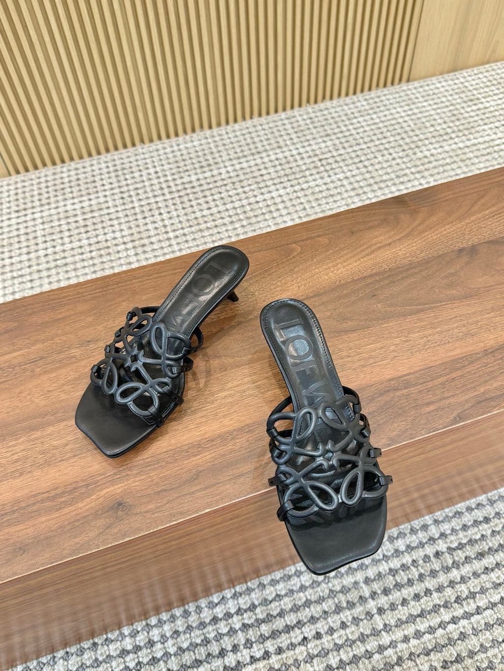 255QA33Z Popular  leather Slippers