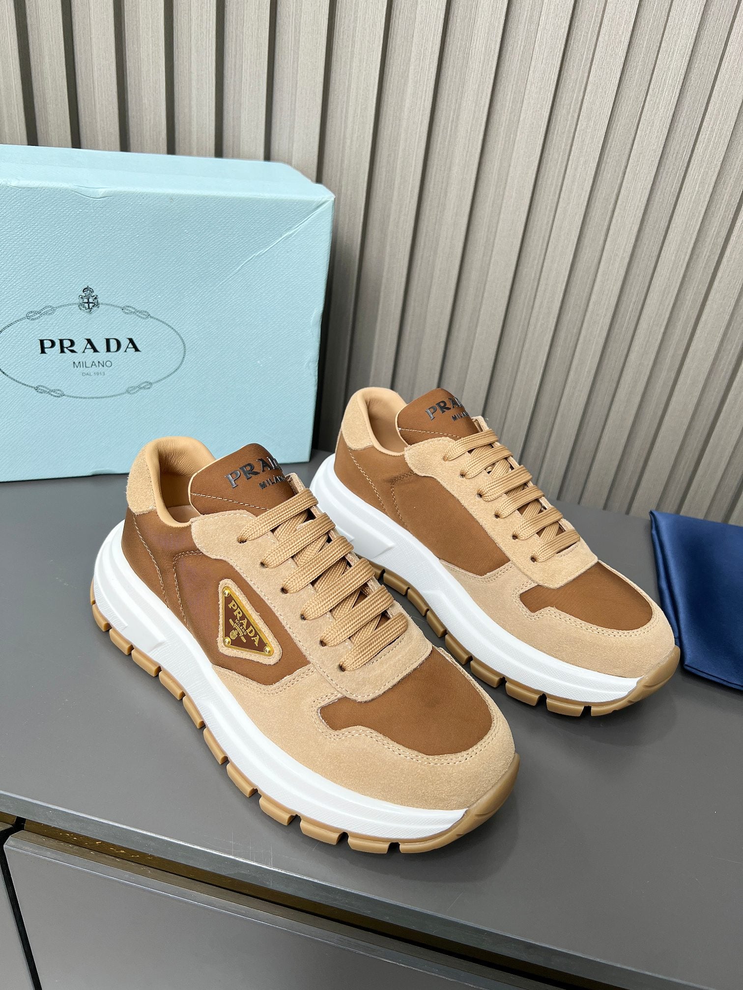 2LPD5X  Popular high-quality shoes